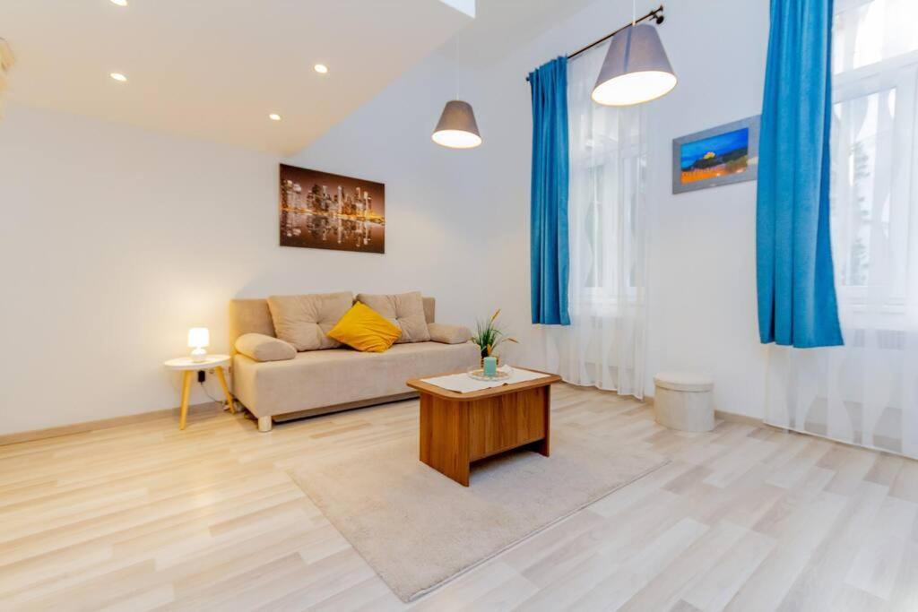 Cozy Nest By The Andrassy Avenue Lejlighed Budapest Eksteriør billede